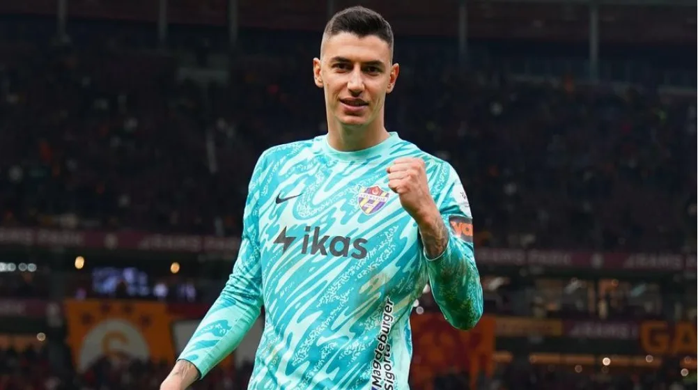 Berke Özer’in Transfer Serüveni: Türk Futbolunun Yükselen Kalecisinin Yeni Rotası 2025
