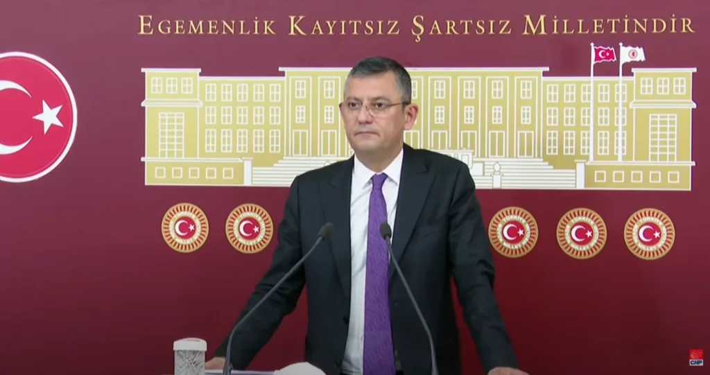 CHP Genel Başkanı Özgür Özel, Saadet Partisi’ni Ziyaret Etti: Muhalefette İş Birliği ve Yeni Yol Grubu