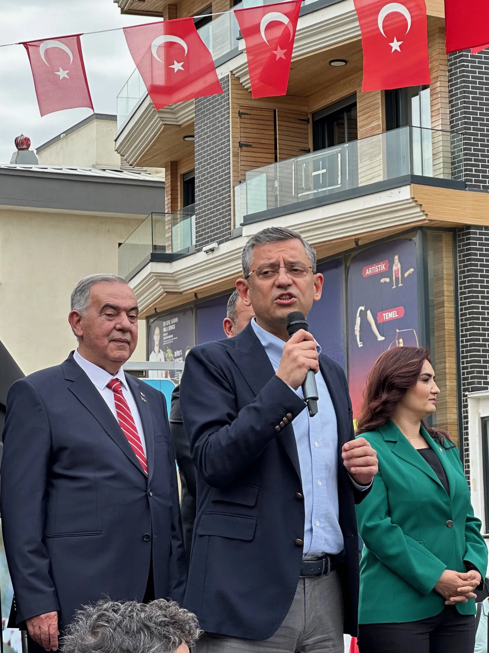 CHP Genel Başkanı Özgür Özel, Saadet Partisi’ni Ziyaret Etti: Muhalefette İş Birliği ve Yeni Yol Grubu